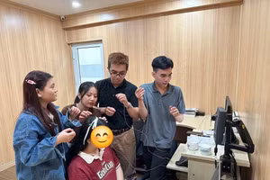 Nhóm sinh viên đạt giải nhất nghiên cứu về trầm cảm của học sinh. Ảnh: NVCC. 