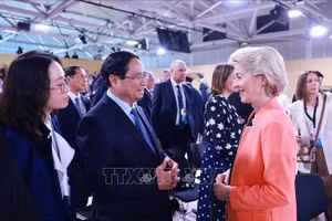 Thủ tướng Phạm Minh Chính gặp Chủ tịch Ủy ban châu Âu Ursula von der Leyen. (Ảnh: Dương Giang/TTXVN)