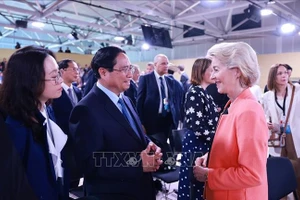 Thủ tướng Phạm Minh Chính gặp Chủ tịch Ủy ban châu Âu Ursula von der Leyen. (Ảnh: Dương Giang/TTXVN)
