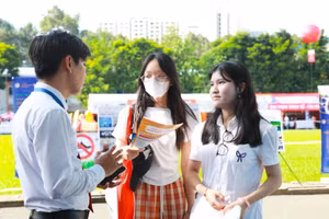 Thí sinh tại ngày hội tư vấn xét tuyển nguyện vọng 2025. Ảnh: SIU. 