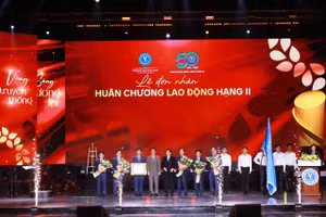 Trường Đại học Luật TPHCM nhận Huân chương Lao động hạng II tại Lễ kỷ niệm 50 năm thành lập trường. 