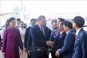 Tổng Bí thư, Chủ tịch nước Tô Lâm và Phu nhân gặp gỡ cộng đồng người Việt Nam tại Thái Lan. Ảnh: Thống Nhất/TTXVN.