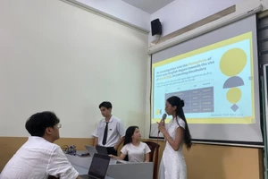 Sinh viên thuyết trình đề tài tại Hội nghị Khoa học Sinh viên, Trường Đại học Khoa học Xã hội và Nhân văn (Đại học Quốc gia TPHCM). Ảnh: NTCC. 