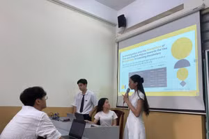 Sinh viên thuyết trình đề tài tại Hội nghị Khoa học Sinh viên, Trường Đại học Khoa học Xã hội và Nhân văn (Đại học Quốc gia TPHCM). Ảnh: NTCC. 