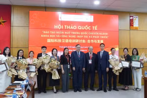 Đại diện Đại học Bách Khoa Hà Nội trao hoa và chứng nhận cho các đơn vị nghiên cứu, nhà tài trợ, chuyên gia tham gia hội thảo (Nguồn: Viện Bác Nhã)