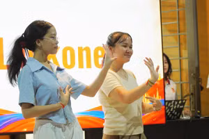 Hai sinh viên Lào ngẫu hứng múa truyền thống, giao lưu cùng sinh viên nước bạn. 