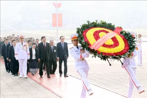 Tổng Bí thư, Chủ tịch nước Lào Thongloun Sisoulith và phu nhân cùng Đoàn đại biểu cấp cao Đảng, Nhà nước Lào đã đến đặt vòng hoa, vào Lăng viếng Chủ tịch Hồ Chí Minh. Ảnh: An Đăng/TTXVN