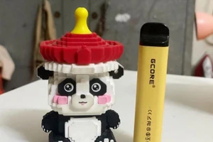 Thiết bị sử dụng thuốc lá điện tử của một học sinh. Ảnh: Phan Dương.