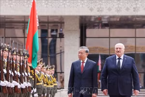Tổng Bí thư Tô Lâm và Tổng thống Belarus Aleksandr Lukashenko duyệt Đội danh dự. (Ảnh: Thống Nhất/TTXVN.)