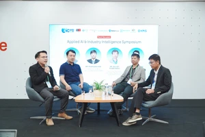 Các diễn giả chia sẻ kinh nghiệm triển khai AI trong môi trường vận hành thực tế của doanh nghiệp tại hội thảo Swin-AIIS 2026.