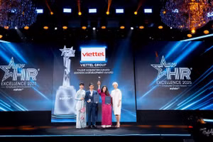 Đại diện Viettel lên nhận hai giải thưởng tại HR Excellence Awards 2025 diễn ra tại TP HCM. Ảnh: Viettel