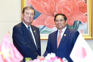 Trong chuyến tham dự Hội nghị Cấp cao ASEAN lần thứ 44, 45 và các hội nghị cấp cao liên quan tại Vientiane (Lào), ngày 11/10/2024, Thủ tướng Phạm Minh Chính gặp Thủ tướng Nhật Bản Ishiba Shigeru. (Ảnh: Dương Giang/TTXVN)