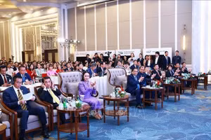 Thủ tướng Phạm Minh Chính và Thủ tướng Vương quốc Thái Lan Paetongtarn Shinawatra tham dự Diễn đàn doanh nghiệp Việt Nam - Thái Lan năm 2025. (Ảnh: Dương Giang/TTXVN)