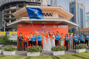 Lễ chào cờ tại Cột cờ Thủ Ngữ. Ảnh: Thành đoàn TPHCM. 