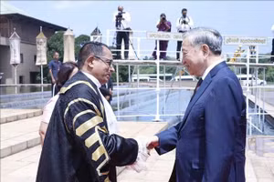 Chủ tịch Quốc hội Sri Lanka Jagath Wickramaratne đón Tổng Bí thư, Chủ tịch nước Tô Lâm. Ảnh: Thống Nhất/TTXVN
