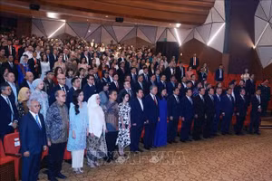 Các đại biểu thực hiện nghi thức chào cờ. (Ảnh: Thống Nhất/TTXVN)