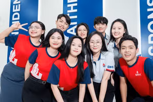 Sinh viên Trường Đại học Hùng Vương TPHCM hào hứng trước thềm năm học mới. Ảnh: DHV. 