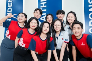 Sinh viên Trường Đại học Hùng Vương TPHCM hào hứng trước thềm năm học mới. Ảnh: DHV. 
