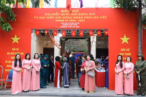 Không khí buổi sáng rộn ràng tại điểm bầu cử đặt ở đình Kim Ngân.