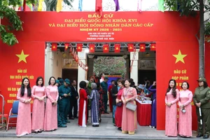 Không khí buổi sáng rộn ràng tại điểm bầu cử đặt ở đình Kim Ngân.