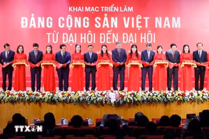 Tổng Bí thư Tô Lâm và các đồng chí lãnh đạo Đảng, Nhà nước cắt băng khai mạc Triển lãm "Đảng Cộng sản Việt Nam - Từ Đại hội đến Đại hội." (Ảnh: Thống Nhất/TTXVN