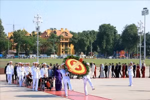 Phó Chủ tịch nước Võ Thị Ánh Xuân cùng các đại biểu vào Lăng viếng Chủ tịch Hồ Chí Minh. Ảnh: Tuấn Anh/TTXVN