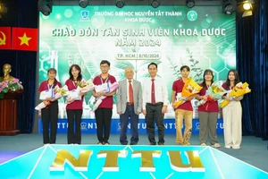 Dương Thị Thúy Nga (ngoài cùng bên trái) là thủ khoa ngành Dược học năm 2024 của Trường Đại học Nguyễn Tất Thành. Ảnh: NTTU. 
