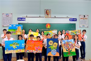 8 tác phẩm sắc màu, ý nghĩa được tái chế từ vỏ bánh kẹo được hoàn thiện bởi sự sáng tạo và những đôi bàn tay khéo léo của học sinh lớp 7/1 trường THCS Võ Văn Ký (TP Nha Trang)