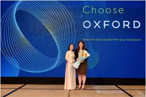 Bà Alexandra Smith, Tổng Lãnh sự Anh tại TP. Hồ Chí Minh, chụp hình lưu niệm cùng Trưởng Đại diện Nhà Xuất Bản Đại học Oxford tại Việt Nam.