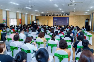 Các phụ huynh tham dự hội thảo “Right Way”, cùng trao đổi về phương pháp đồng hành cùng con.