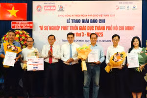 Nhóm tác giả Báo GD&TĐ giành giải Nhất cuộc thi. Ảnh: Hồ Phúc