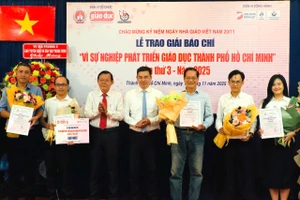 Nhóm tác giả Báo GD&TĐ giành giải Nhất cuộc thi. Ảnh: Hồ Phúc