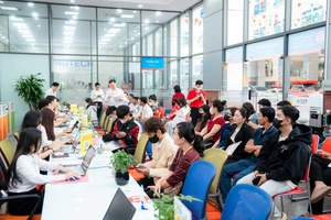Sinh viên nhập học tại Trường Đại học Công nghệ TPHCM sáng 23/8. Ảnh: HUTECH.
