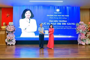 TS. Lê Đắc Sơn – Chủ tịch Hội đồng trường trao quyết định bổ nhiệm Hiệu trưởng cho PGS.TS Đào Thị Thu Giang.