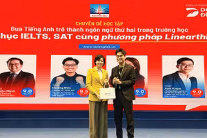 Diễn giả Hoàng Hưng Đức - Đại diện DOL English và đại diện Ban Giám hiệu trường THPT Nguyễn Siêu.