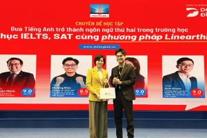 Diễn giả Hoàng Hưng Đức - Đại diện DOL English và đại diện Ban Giám hiệu trường THPT Nguyễn Siêu.