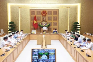 Thủ tướng Phạm Minh Chính chủ trì họp triển khai giải pháp khắc phục hậu quả bão số 10. Ảnh: Dương Giang/TTXVN