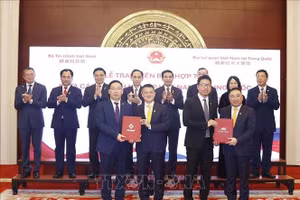 Lễ trao biên bản hợp tác giữa các doanh nghiệp Việt Nam - Trung Quốc. Ảnh: Thống Nhất/TTXVN