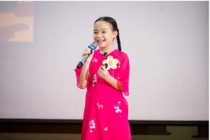 Thí sinh tự tin trình bày phần hùng biện tiếng Anh tại Chung kết Stars Speak 2025 tại Trường Song ngữ Anne Hill.