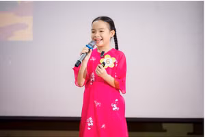 Thí sinh tự tin trình bày phần hùng biện tiếng Anh tại Chung kết Stars Speak 2025 tại Trường Song ngữ Anne Hill.