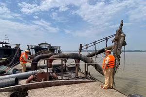 CSGT Hà Nội kiểm tra tàu khai thác cát trên sông Hồng. Ảnh: Hanoimoi.vn