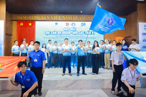 Nghi thức trao cờ truyền thống cho Thường trực Đoàn Hội đương nhiệm. Ảnh: HCMULAW. 