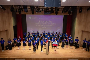 Nghi thức trao cờ tiếp nối truyền thống và lan toả giá trị học bổng. Ảnh: SIU. 