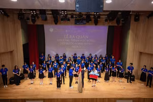 Nghi thức trao cờ tiếp nối truyền thống và lan toả giá trị học bổng. Ảnh: SIU. 