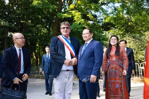 Lãnh đạo thành phố Montreuil đón Thủ tướng Chính phủ và Phu nhân. (Ảnh: Dương Giang/TTXVN)