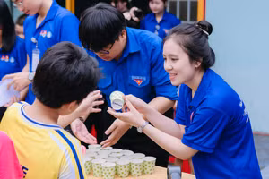 Sinh viên Học viện Cán bộ TPHCM trong chiến dịch Mùa hè xanh 2025. Ảnh: HCA. 