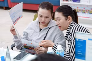 Thí sinh làm thủ tục nhập học tại Trường Đại học Kinh tế - Tài chính TPHCM. Ảnh: UEF. 