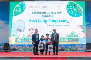 Ban tổ chức trao giải cho các học sinh có video dự thi xuất sắc.