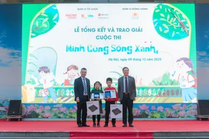 Ban tổ chức trao giải cho các học sinh có video dự thi xuất sắc.