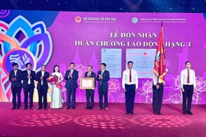 Trường Đại học Sư phạm Thể dục Thể thao TPHCM nhận Huân chương Lao động hạng Ba sáng 20/3. Ảnh: Thùy Linh. 